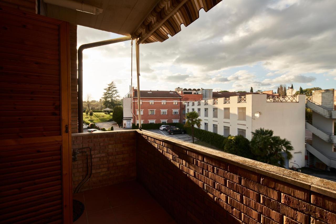 Little Brick House On Siena Hills With Balconies Apartment Ngoại thất bức ảnh